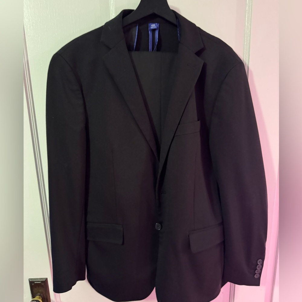 Men’s APT 9 suit set.